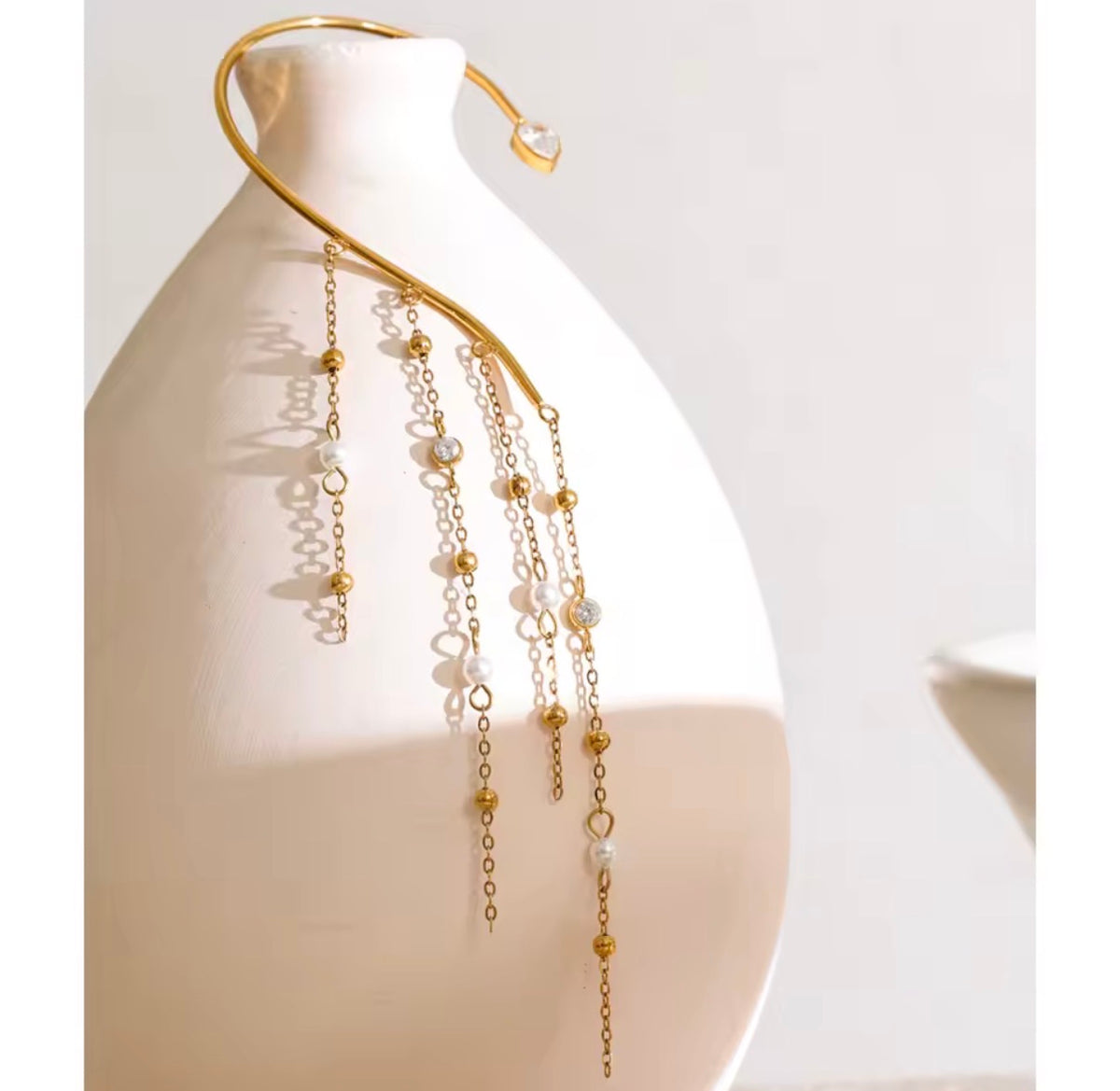 Magestic Pearls Ear Chain Hook